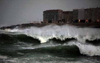 <b>El amarre de la flota.</b> La sucesión de temporales ha obligado a la flota pesquera gallega a jugársela. Los marineros desafían las alertas y asumen riesgos porque tras el amarre los precios se han desplomado. En la imagen, la playa de Riazor (A Coruña).