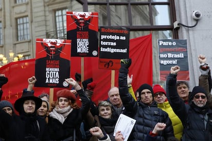 La actriz ganadora de un Oscar Julie Christie y otros manifestantes afuera de la Embajada de Brasil en Londres, parte del día internacional de acción por los pueblos indígenas de Brasil.