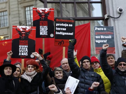 La actriz ganadora de un Oscar Julie Christie y otros manifestantes afuera de la Embajada de Brasil en Londres, parte del día internacional de acción por los pueblos indígenas de Brasil.