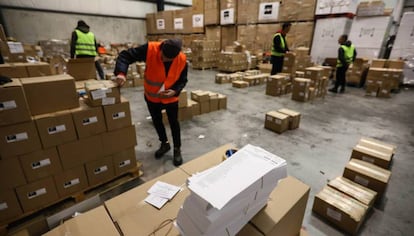 Operarios durante los trabajos de distribución de las papeletas y urnas.