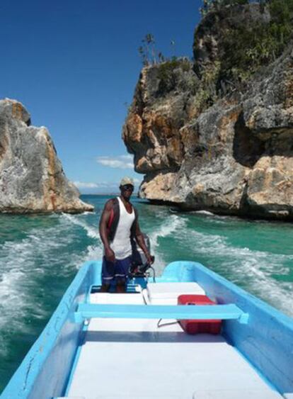 Barca en la costa de la bahía de las Águilas, en el Parque Nacional dominicano de Jaragua.