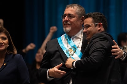 Bernardo Arévalo and Samuel Pérez hug at the investiture ceremony on January 15.
