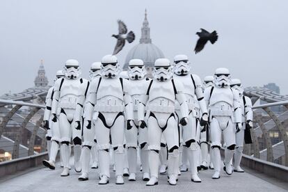 Varias personas disfrazadas de Stormtroopers, personajes de la saga Star Wars, posan en el Puente del Milenio para promover el último lanzamiento de la serie, 'Rogue One', en Londres (Inglaterra).