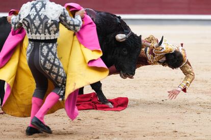 El diestro Roca Rey sufre una cogida durante el festejo taurino de la Feria de Octubre que se celebra este domingo en la Monumental de Las Ventas, en Madrid.
