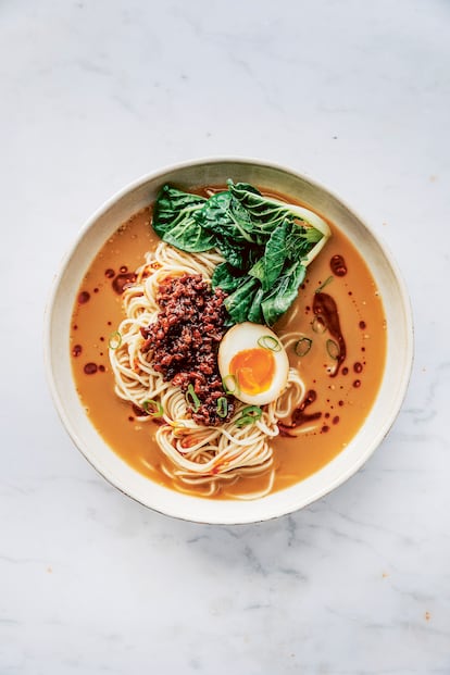 Tantanmen - Versión japonesa de los fideos dan de Sichuan. Puede convertirse en plato vegano si se sustituye la carne picada por soja texturizada y se quita el huevo.