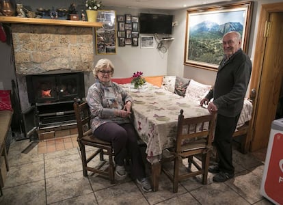 COMO LA LUZ. Luis Ortas ha visto nacer la luz y el teléfono en Nocito (Huesca) y ahora él y su mujer, Pilar Albas —propietarios de un camping y un restaurante—, aguardan ilusionados el despliegue de banda ancha, servicio capital para sus clientes.