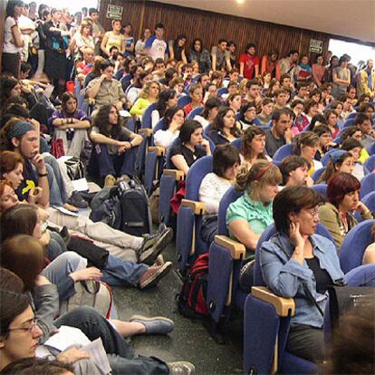 Participantes en la asamblea de estudiantes de Historia del Arte celebrada ayer en Valencia.