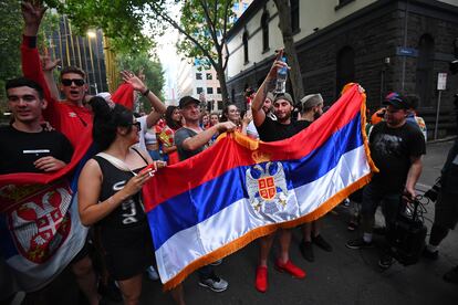 Un grupo de aficionados muestra la bandera de Serbia en apoyo a Djokovic en Melbourne.