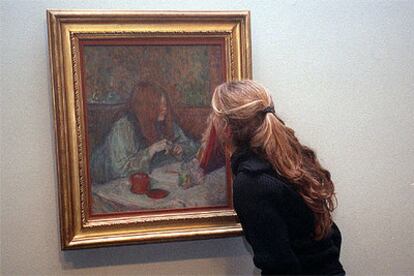 Una mujer se asomaba ayer al óleo de Toulouse-Lautrec <i>A la toilette,</i> expuesto en el Bellas Artes bilbaíno.