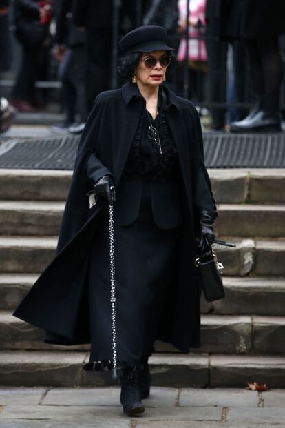 La activista por los derechos humanos Bianca Jagger, con capa negra y un elegante bastón de lunares.
