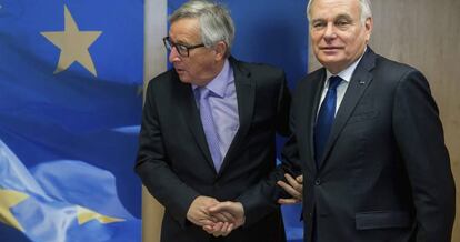 El ministro franc&eacute;s de Asuntos Exteriores, Jean-Marc Ayrault (d), es recibido por el presidente de la Comisi&oacute;n Europea, Jean-Claude Juncker en Bruselas. EFE/Stephanie Lecocq