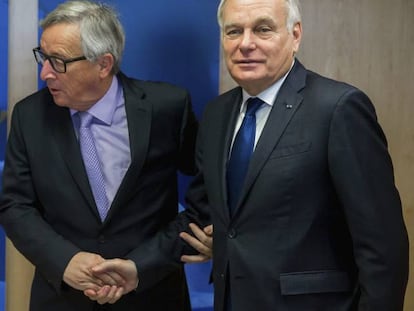 O ministro francês de Relações Exteriores, Jean-Marc Ayrault (à dir.), é recebido pelo presidente da Comissão Europeia, Jean-Claude Juncker, em Bruxelas.