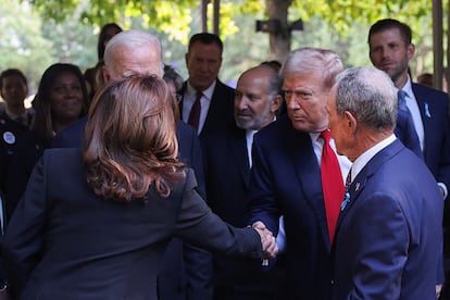 Donald Trump y Kamala Harris se saludan este miércoles en un homenaje a las víctimas del 11-S.