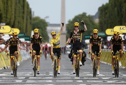 Vingegaard acompañado por su equipo Jumbo a la meta del Tour de Francia 2023.