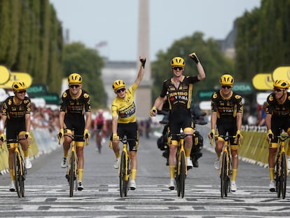 Vingegaard acompañado por su equipo Jumbo a la meta del Tour de Francia 2023.