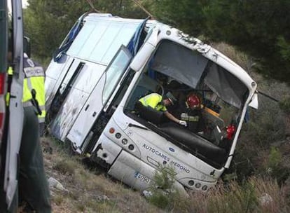 Un guardia civil y un bombero trabajan en el interior del autobús siniestrado en la AP-7 a la altura de Oropesa.