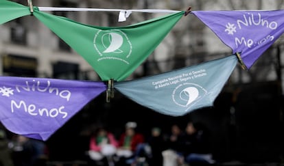 Pañuelos contra la violencia de género y a favor de la legalización del aborto frente al Senado en Buenos Aires (Argentina), el pasado septiembre.