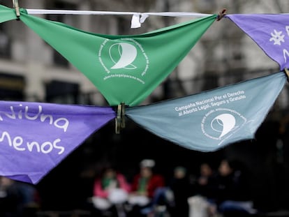 Pañuelos contra la violencia de género y a favor de la legalización del aborto frente al Senado en Buenos Aires (Argentina), el pasado septiembre.