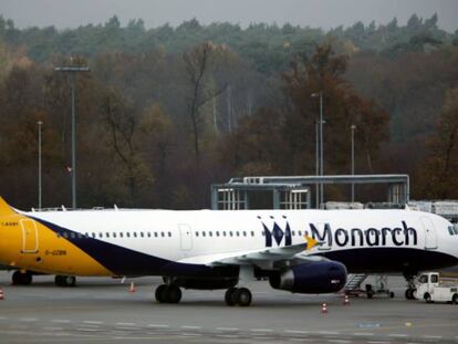 Avión de Monarch en el aeropuerto de Colonia, Alemania