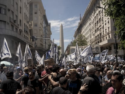 Manifestantes protestan contra las reformas económicas del nuevo presidente argentino, Javier Milei, en Buenos Aires.