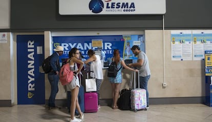 Pasajeros protestante ante la ventanilla de atención al cliente de Ryanair en Barcelona.