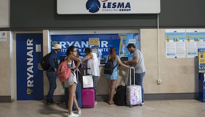 Pasajeros protestante ante la ventanilla de atención al cliente de Ryanair en Barcelona. 