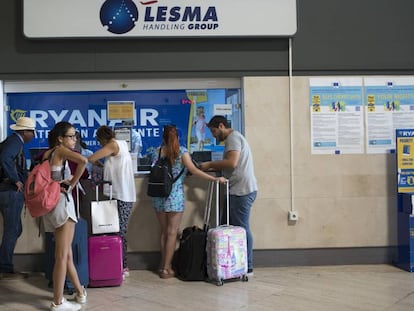 Pasajeros protestante ante la ventanilla de atención al cliente de Ryanair en Barcelona. 