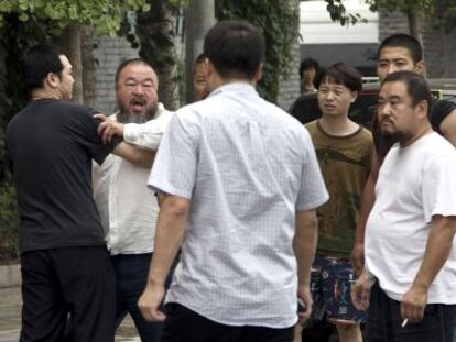 El artista chino Ai Weiwei se enfrenta a la policía a las puertas de su casa en Pekín.