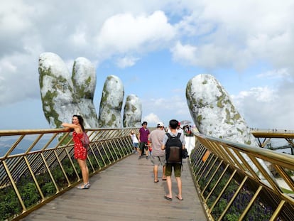 Turistas visitan los montes de Ba Na, en el centro de Vietnam, en 2022.