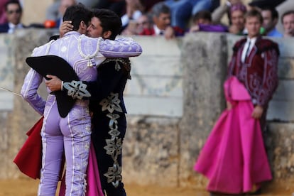 El diestro Francisco Rivera Ordóñez "Paquirri", abraza a su hermano Cayetano antes de iniciar la lidia a su último toro.