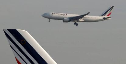 El primer témino, la cola de uno de los aviones de Air France. Detrás, otro aparato de la compañía durante la operación de aterrizaje en el aeropuerto parisino Charles de Gaulle.