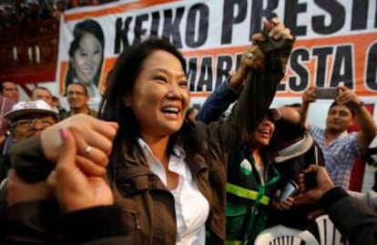 Keiko Fujimori saluda a sus seguidores en Lima.