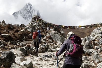 Dos alpinistas, de camino al campo base del Everest.