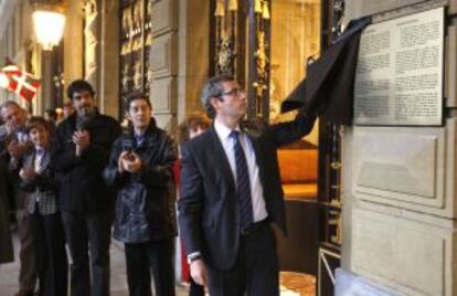 El peneuvista Olano descubre la placa, en febrero de 2010.
