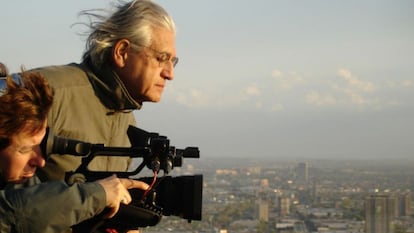 El cineasta chileno Patricio Guzmán, durante el rodaje de la película.