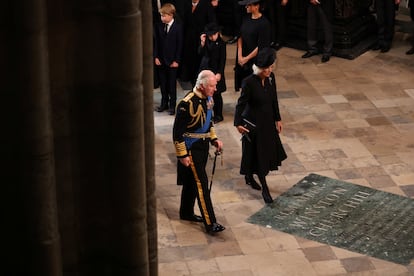 El rey Carlos III y su esposa Camila, la reina consorte, entraban en la abadía de Westminister.