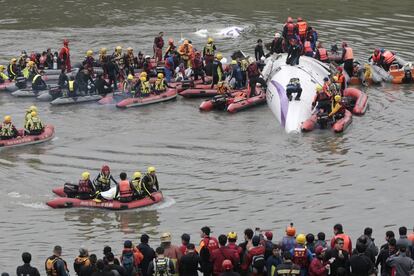 El vuelo GE235, tripulado por dos pilotos, había partido del aeropuerto de Taipei con rumbo a la isla de Kinmen, un archipiélago al oeste de Taiwán. Uno de los pilotos alertó a la torre de control antes de que el avión se desplomase.