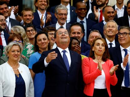 Los nuevos diputados socialistas llegan a la Asamblea Nacional en París. Entre ellos, el expresidente François Hollande y el líder del PS, Olivier Faure, uno de los posibles candidatos a primer ministro por el Nuevo Frente Popular.
