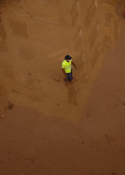 Paiporta cubierta de agua y fango el 6 de noviembre.