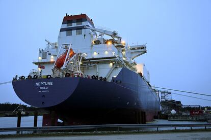 El barco noruego Neptune, cargado de gas natural licuado, atracado en la terminal 'Deutsche Ostsee' en Lubmin, Alemania.