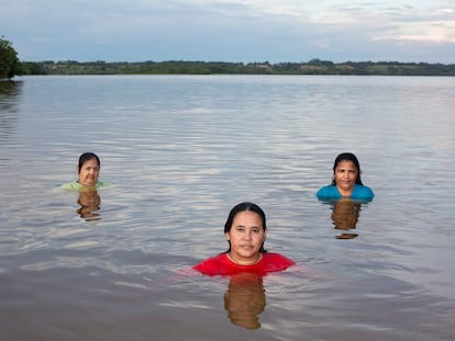 Andrea Velázquez, Edith Salazar y Liudmila Lemus, compañeras de pesca en la ciénaga grande de Barrancabermeja (Colombia).