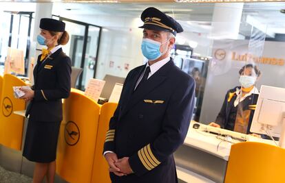 Personal de Lufthansa en el aeropuerto de Fráncfort.