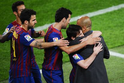 Thiago, Cesc, Busquets y Messi abrazan a Guardiola.