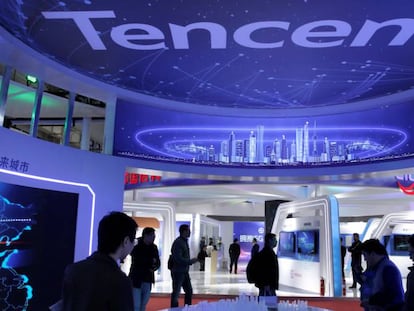 Foto de archivo de visitantes en el puesto de Tencent durante el World 5G Exhibition en Beijing, el pasado noviembre. 