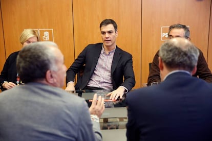 El l&iacute;der del PSOE, Pedro S&aacute;nchez, durante una reuni&oacute;n con sindicatos. 