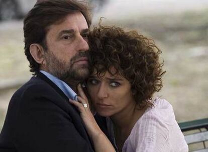 Nanni Moretti (izquierda) y Valeria Golino, en un fotograma de <i>Caos calmo. </i>