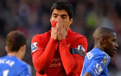 Luis Suárez se lamenta tras una acción en el partido ante el Chelsea.