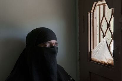 Nagalakshmi desconfía de los hombres y oculta el rostro.