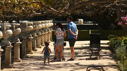 Una familia pasea por un parque de Aranjuez.
