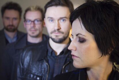 Dolores O'Riordan, Mike Hogan, Fergal Lawler y Noel Hogan en París en 2012. Madre de 3 hijos, confesó a Efe que el título de su segundo disco en solitario, No Baggage (Sin equipaje) hacía referencia a la carga emocional con que la vida caracteriza a todas las personas.